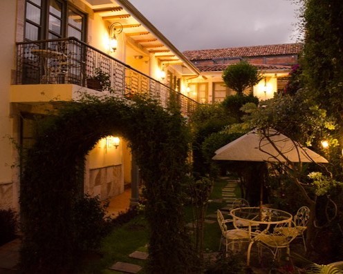 picture of the internal garden of a luxury stay in Cuenca Ecuador, Hotel boutique mansión alcázar